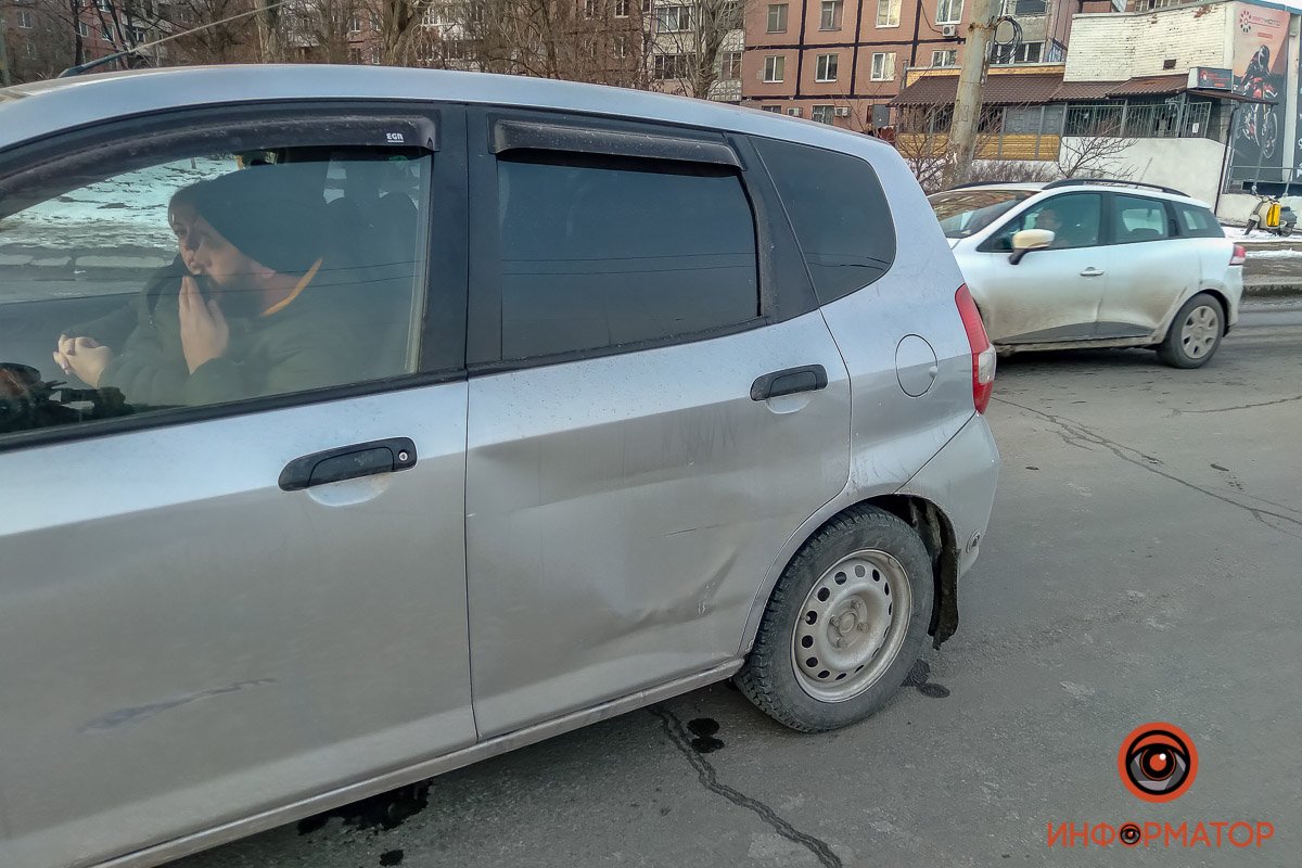 В Днепре на Набережной Победы столкнулись Honda и мопед службы доставки 3