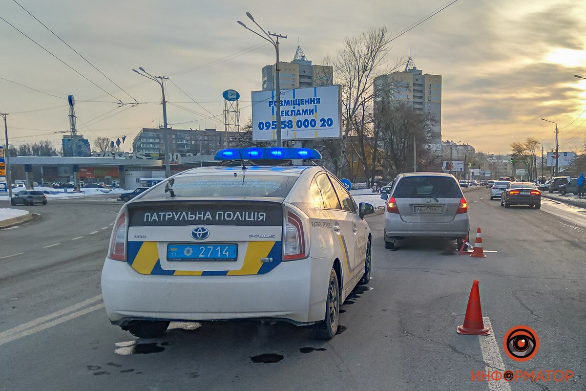 В Днепре на Набережной Победы столкнулись Honda и мопед службы доставки 5