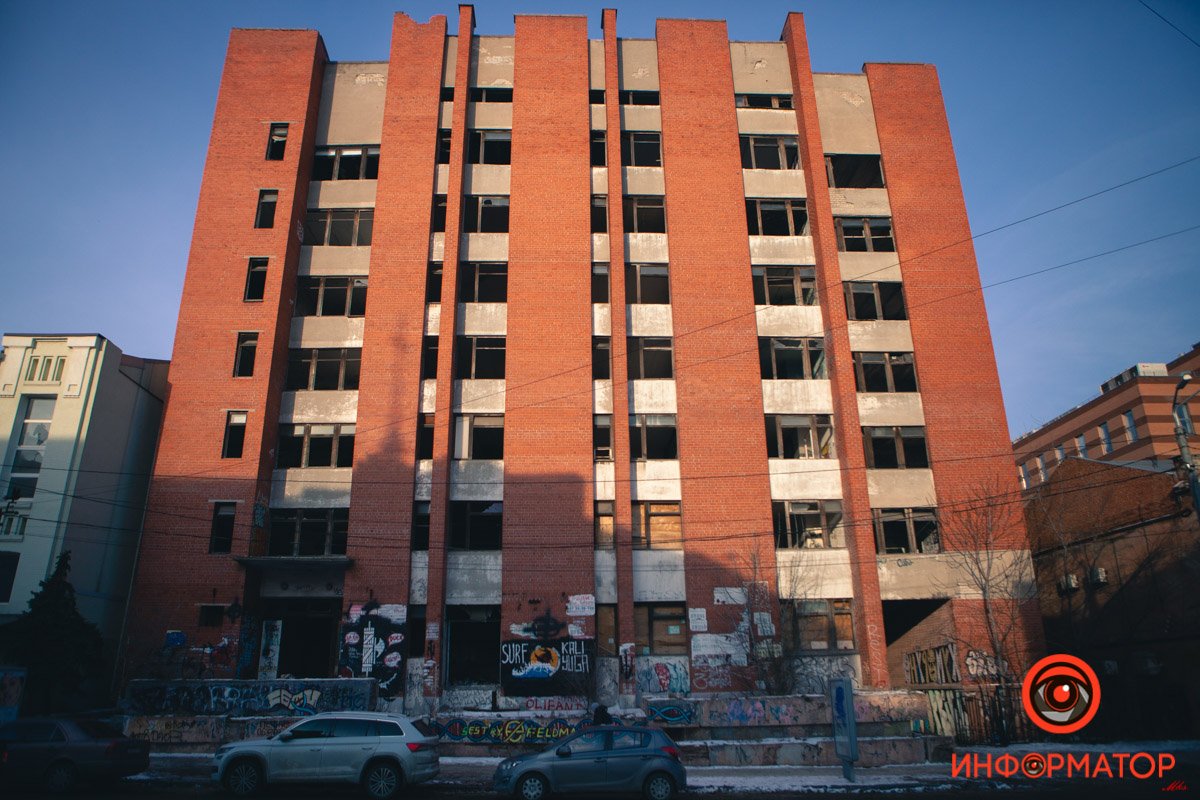 Здание находится возле Екатеринославского бульвара 