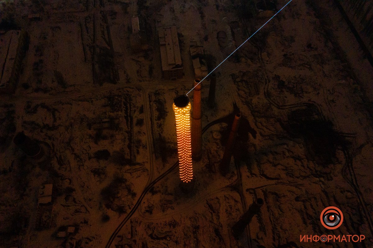 На трубе Нижнеднепровского трубопрокатного завода зажглись огни На трубе Нижнеднепровского трубопрокатного завода зажглись огни