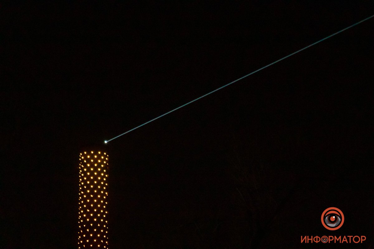 В небо с ее верхушки 15 минут бил луч прожектора В небо с ее верхушки 15 минут бил луч прожектора