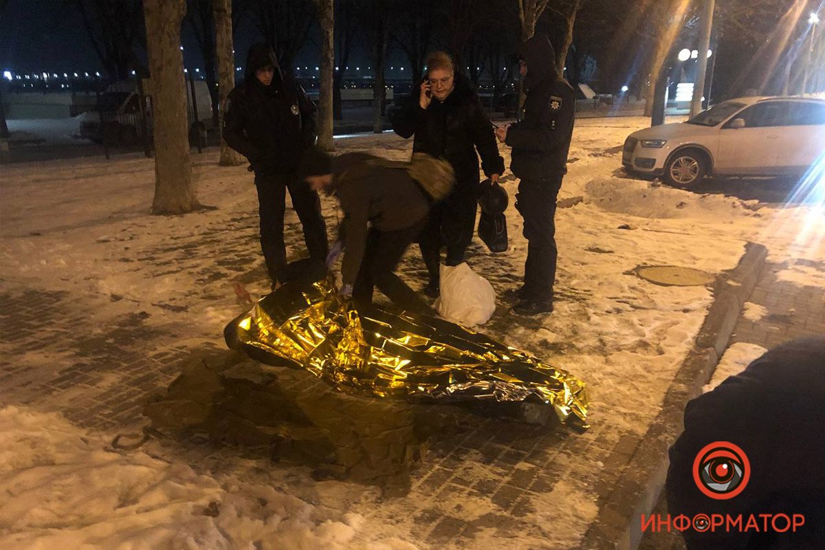 Мимо проезжали полицейские и медики Мимо проезжали полицейские и медики
