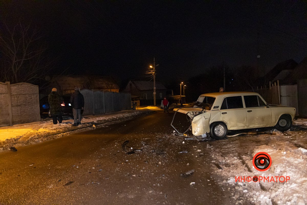 На улице Алмазной Skoda врезалась в ВАЗ и влетела в забор дома На улице Алмазной Skoda врезалась в ВАЗ и влетела в забор дома