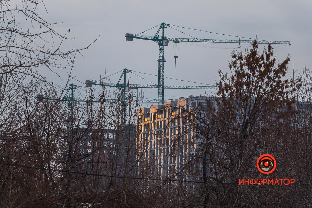 Где-то в отражениях окон верхних этажей - надежда на солнечный день Где-то в отражениях окон верхних этажей - надежда на солнечный день