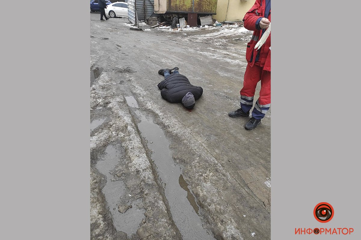 Человек лежал на земле лицом вниз Человек лежал на земле лицом вниз