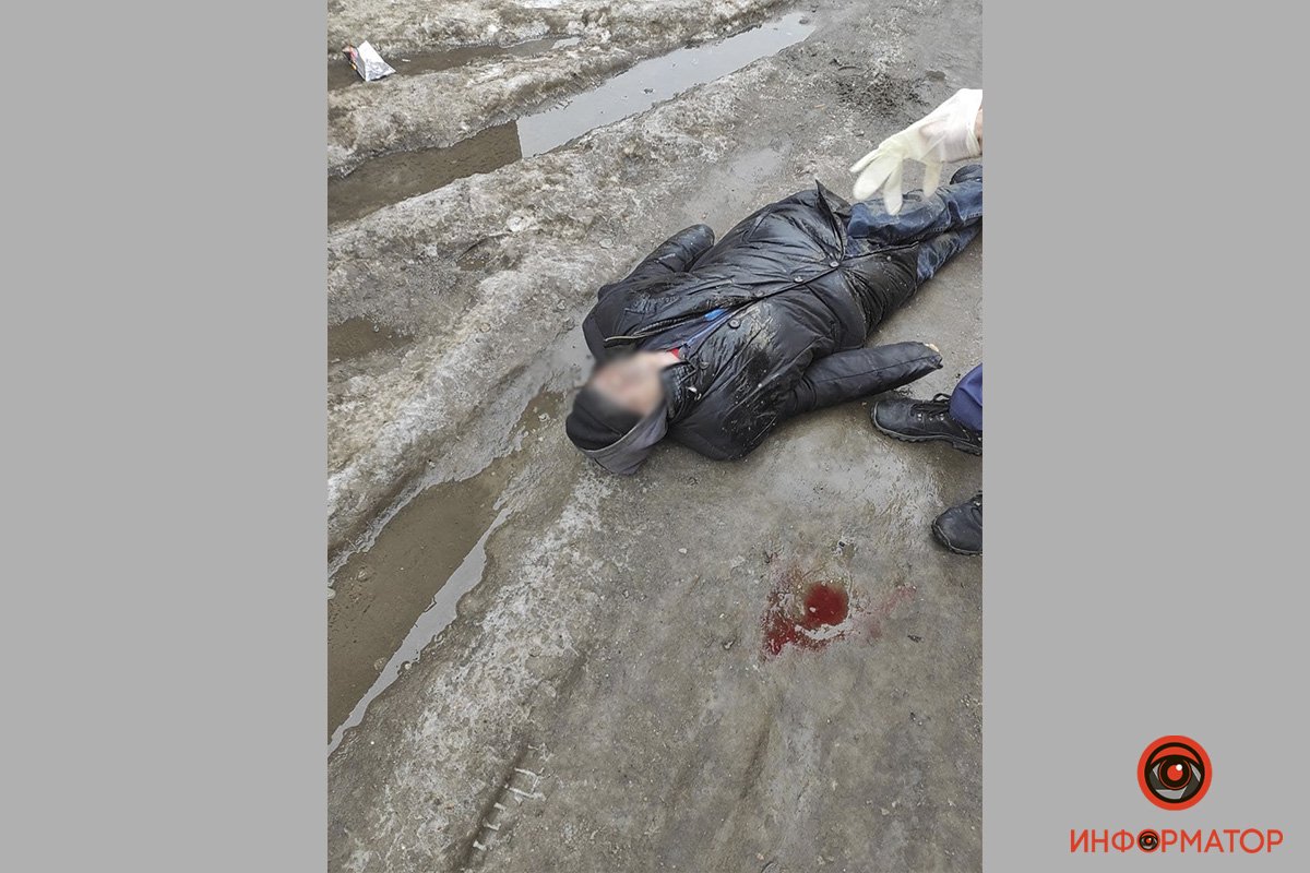 Есть основания предполагать, что он упал, из-за чего травмировал лицо Есть основания предполагать, что он упал, из-за чего травмировал лицо