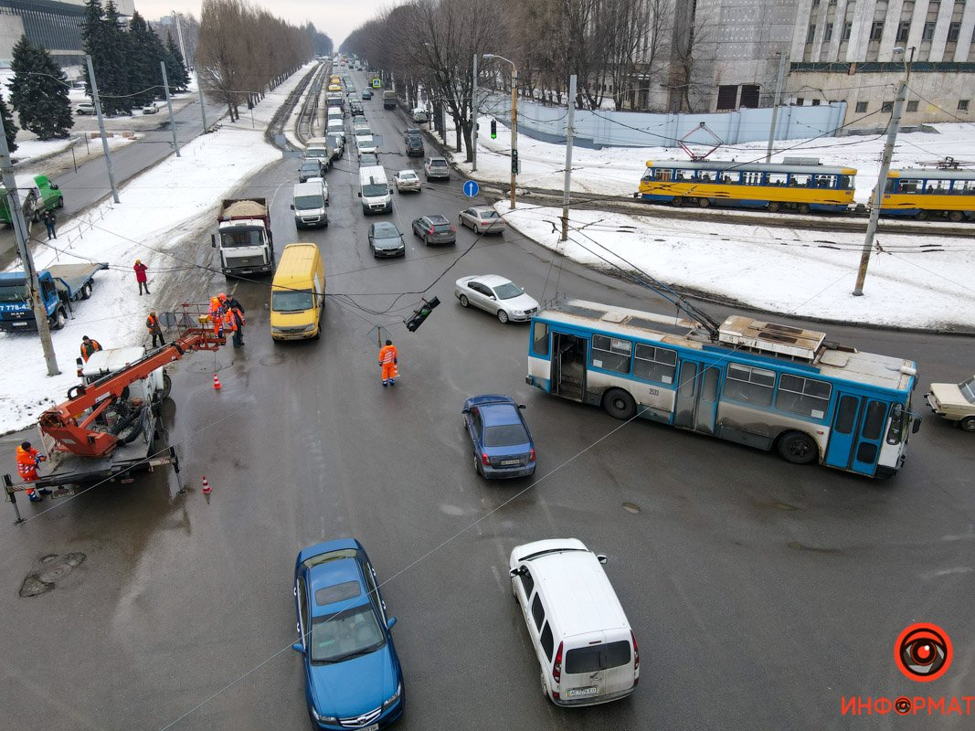 В Днепре напротив "Метеора" на Макарова светофор повис над дорогой 1