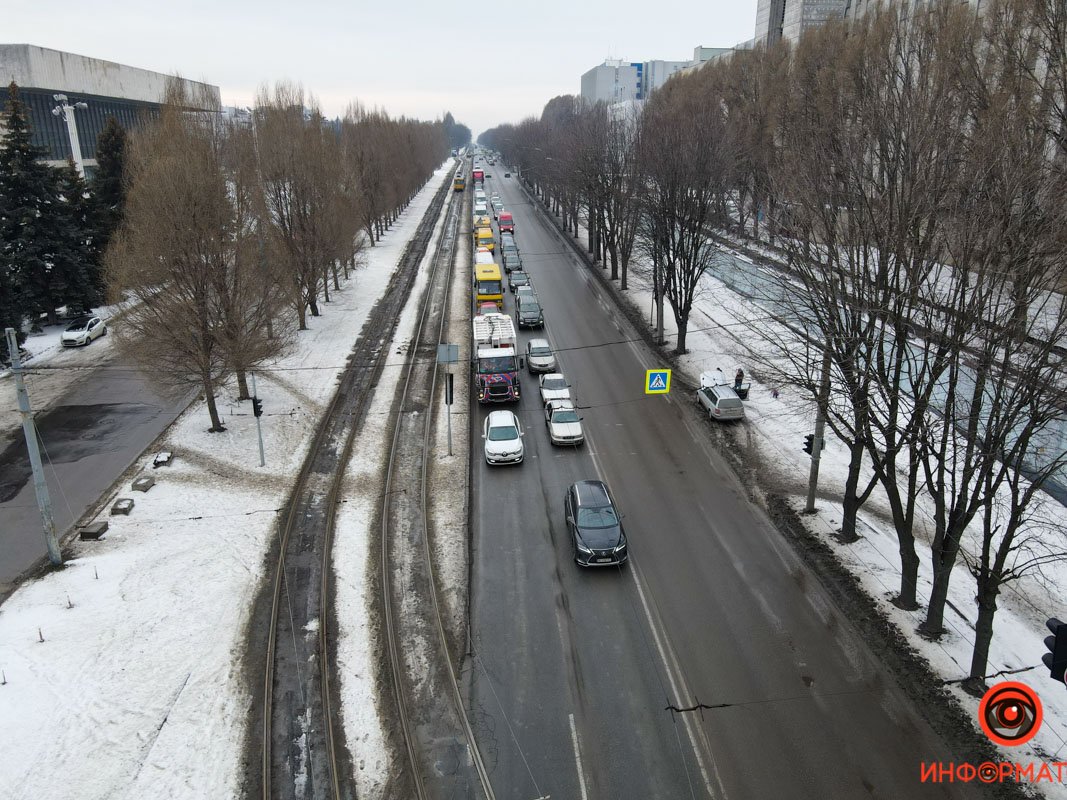 В Днепре напротив "Метеора" на Макарова светофор повис над дорогой 2