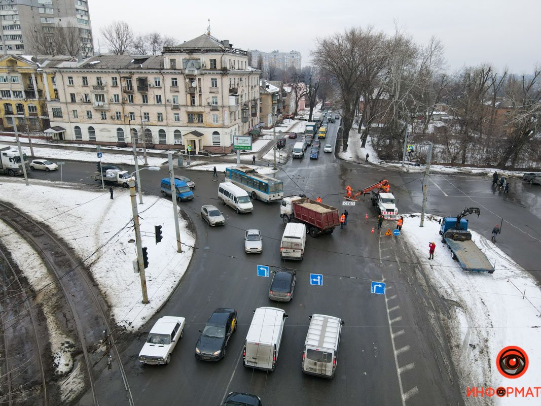 В Днепре напротив "Метеора" на Макарова светофор повис над дорогой 3