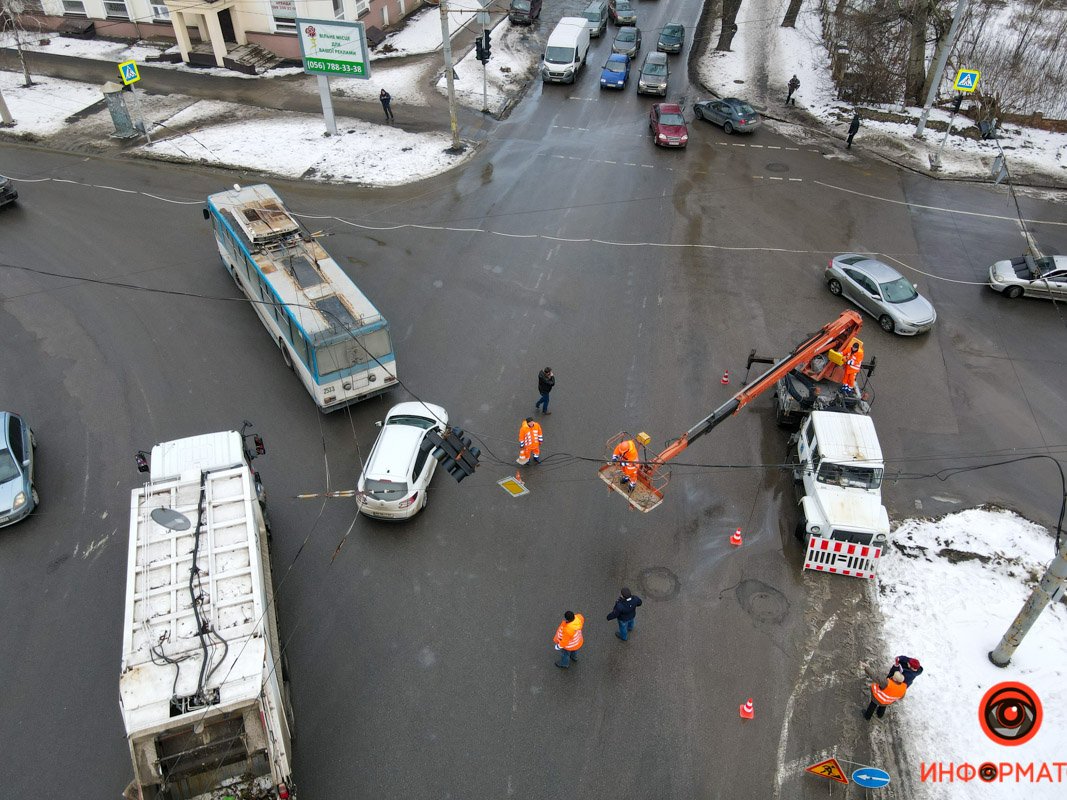 В Днепре напротив "Метеора" на Макарова светофор повис над дорогой 4