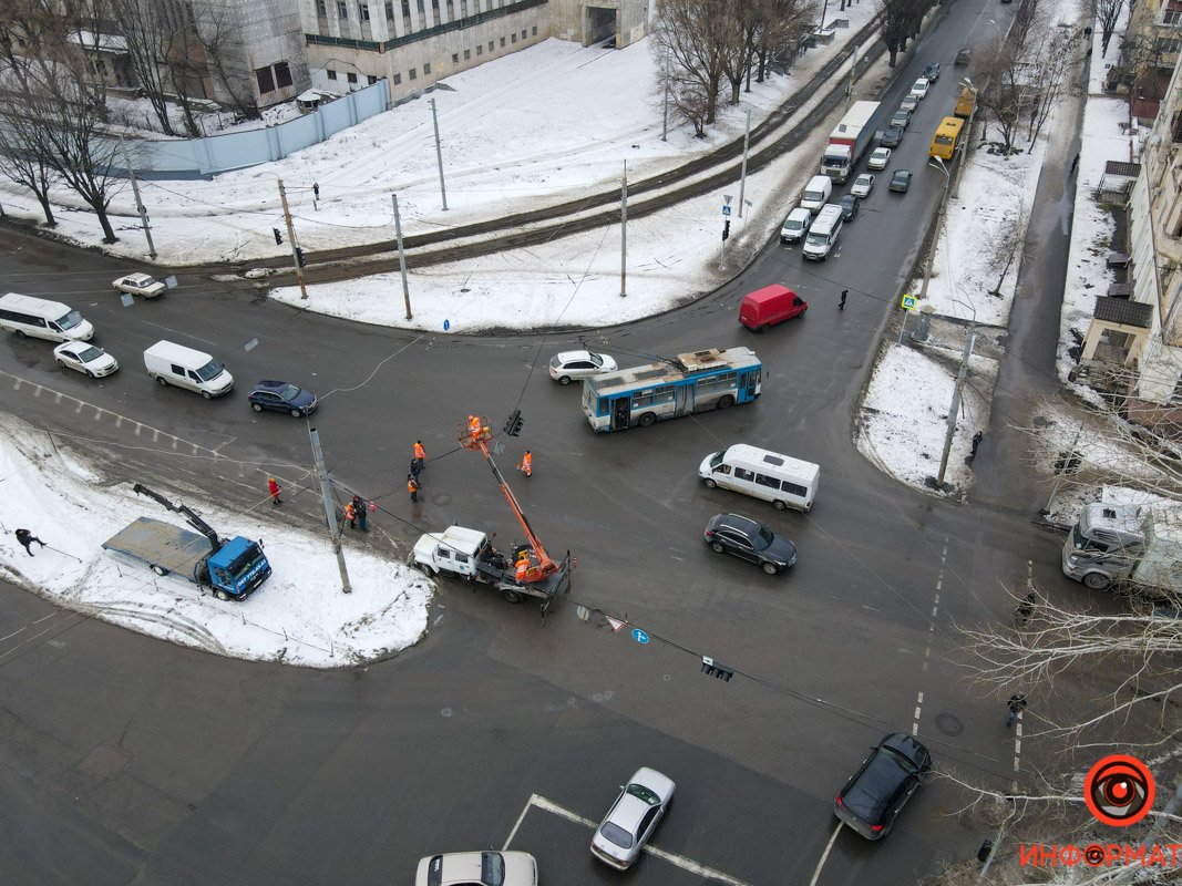 В Днепре напротив "Метеора" на Макарова светофор повис над дорогой 5