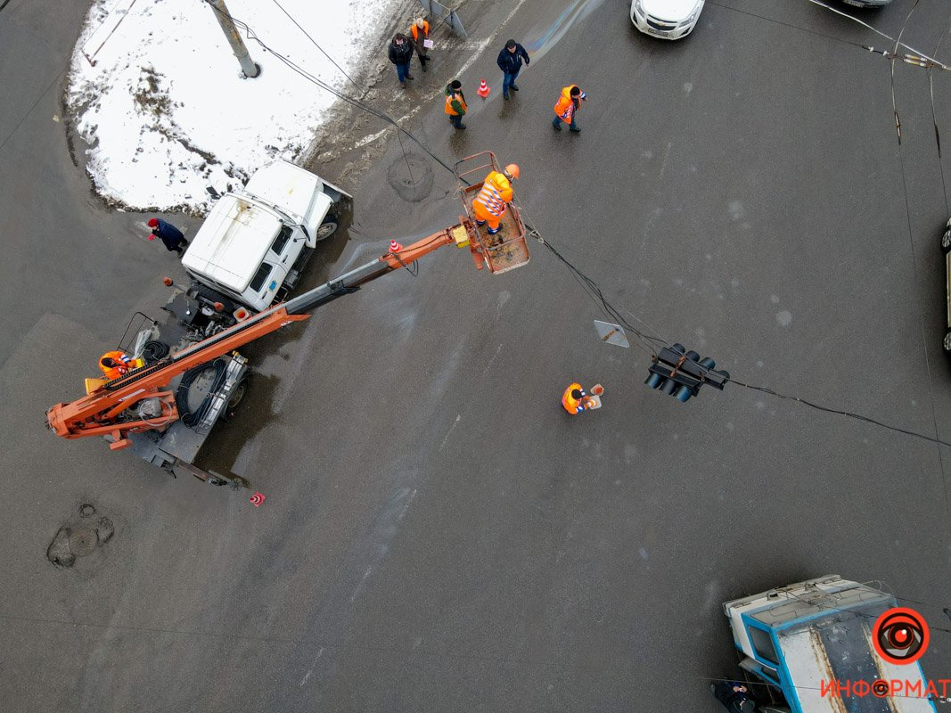 В Днепре напротив "Метеора" на Макарова светофор повис над дорогой 6