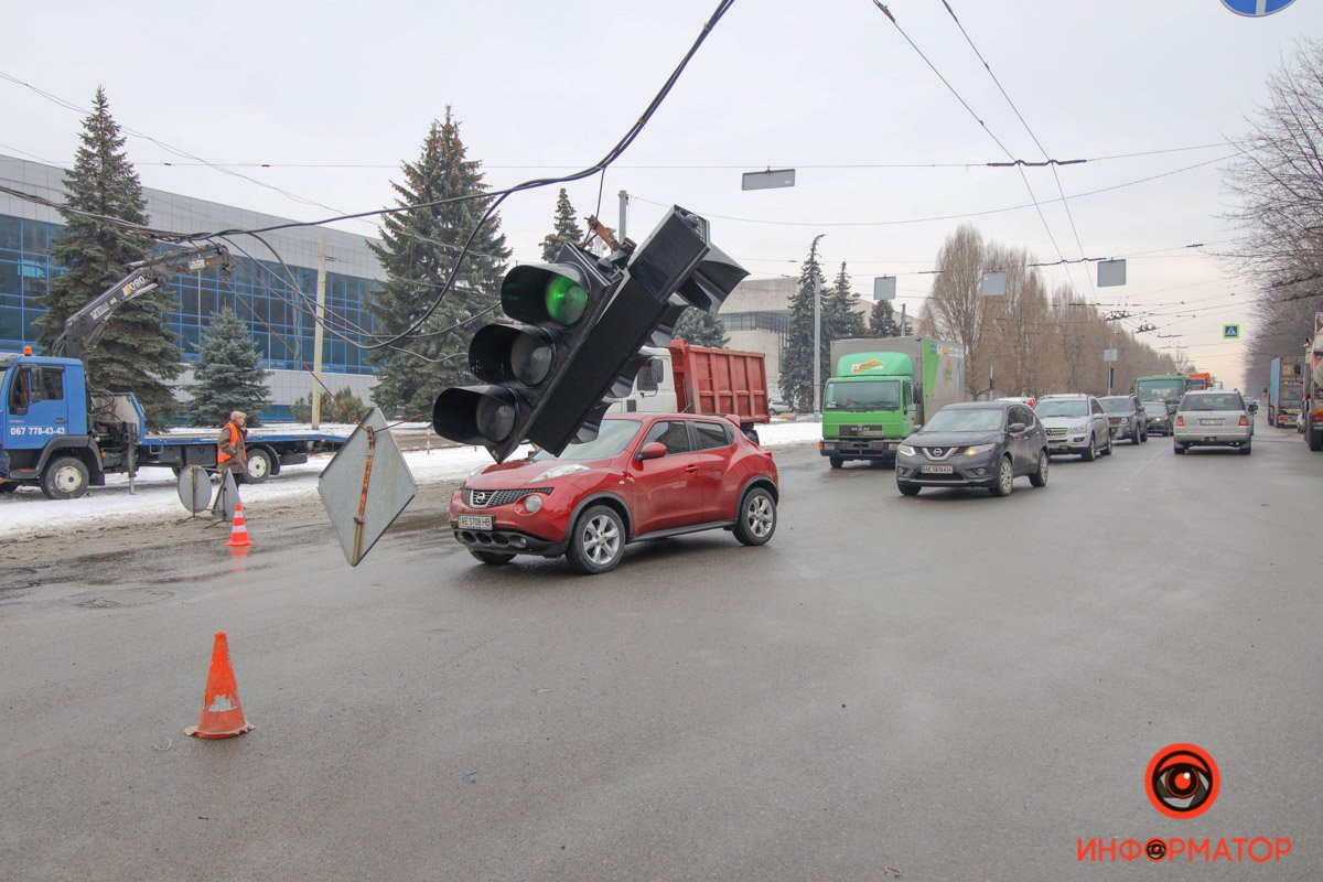 Светофор упал на контактную сеть троллейбуса Светофор упал на контактную сеть троллейбуса