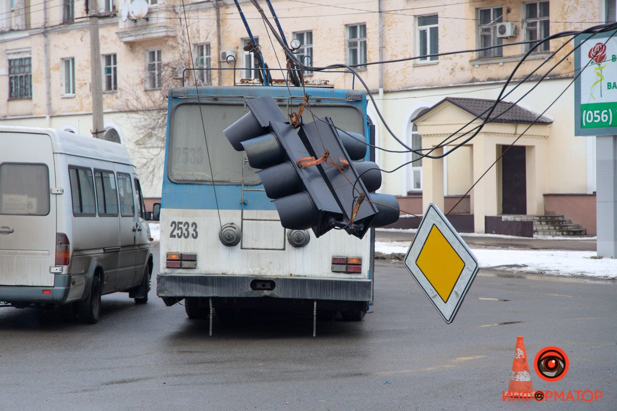 Электротранспорт стоит Электротранспорт стоит