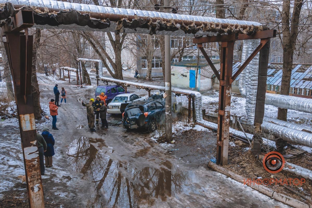 В Днепре возле школы № 55 на Мануйловском сгорела Toyota RAV4 1