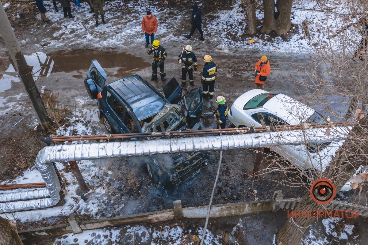 В Днепре возле школы № 55 на Мануйловском сгорела Toyota RAV4 2
