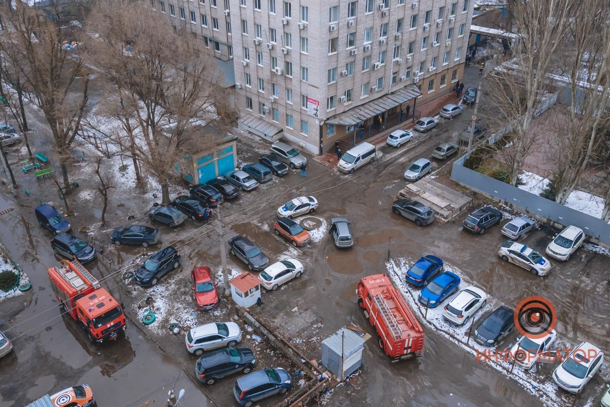 В Днепре возле школы № 55 на Мануйловском сгорела Toyota RAV4 3