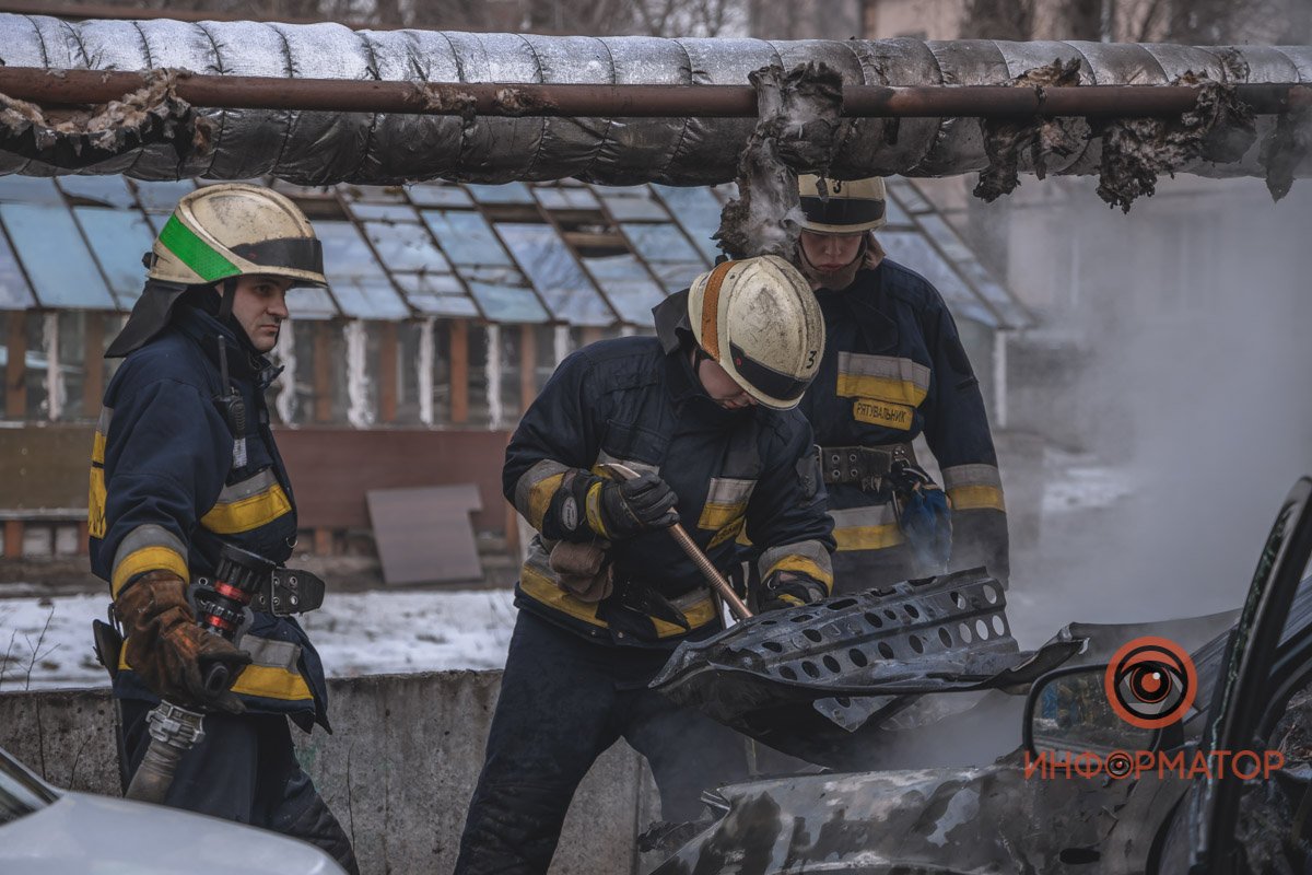 В Днепре возле школы № 55 на Мануйловском сгорела Toyota RAV4 4