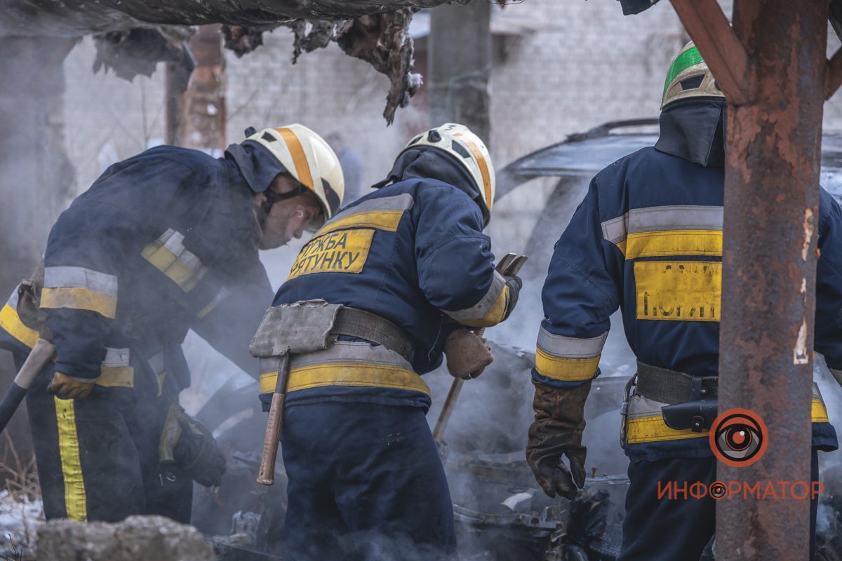 В Днепре возле школы № 55 на Мануйловском сгорела Toyota RAV4 5