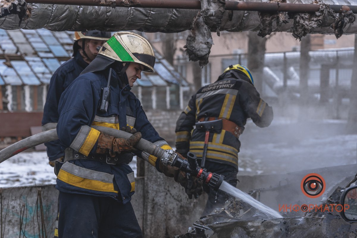 В Днепре возле школы № 55 на Мануйловском сгорела Toyota RAV4 7