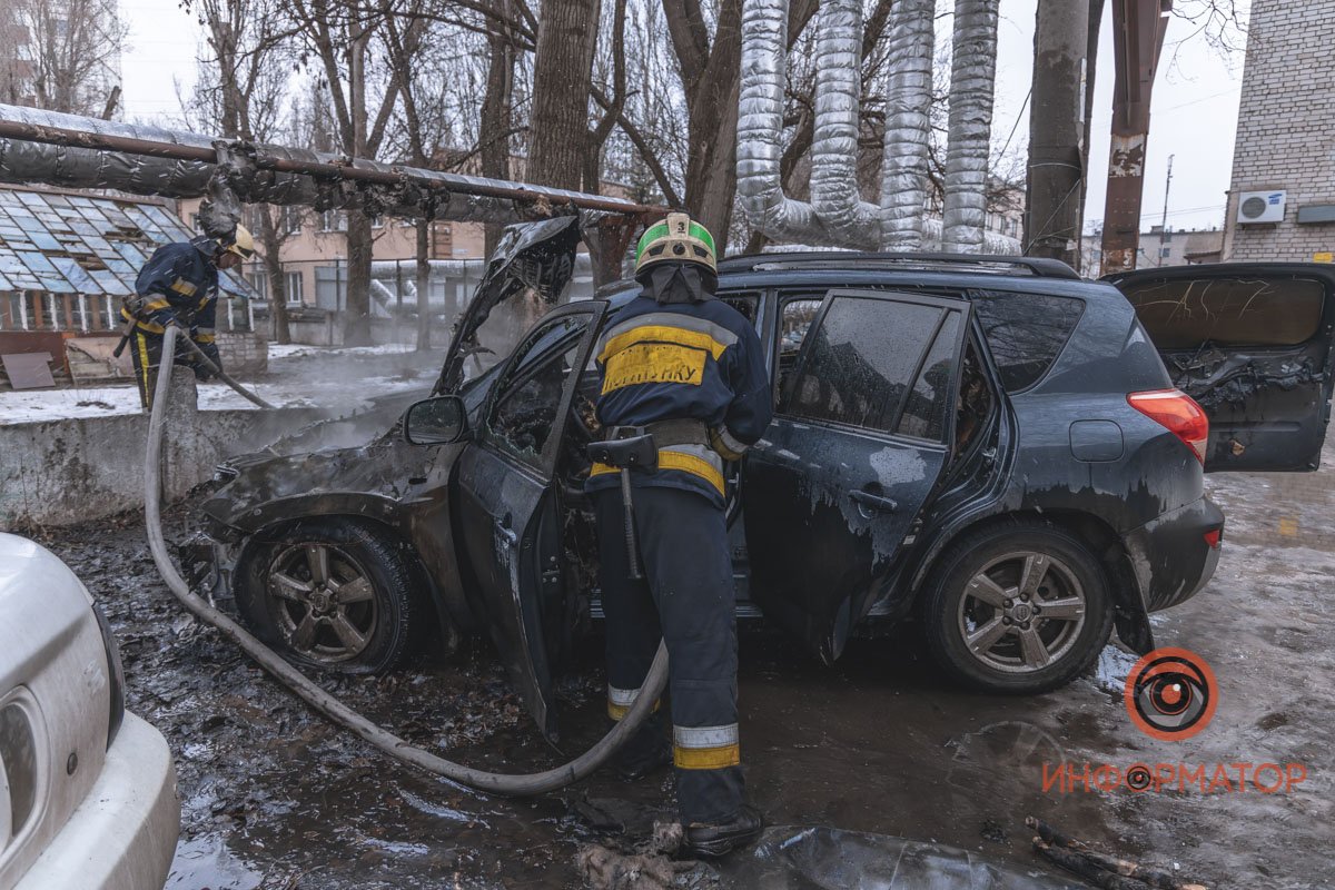 В Днепре возле школы № 55 на Мануйловском сгорела Toyota RAV4 8