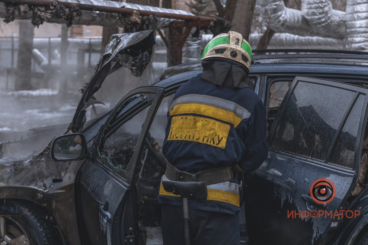 В Днепре возле школы № 55 на Мануйловском сгорела Toyota RAV4 9