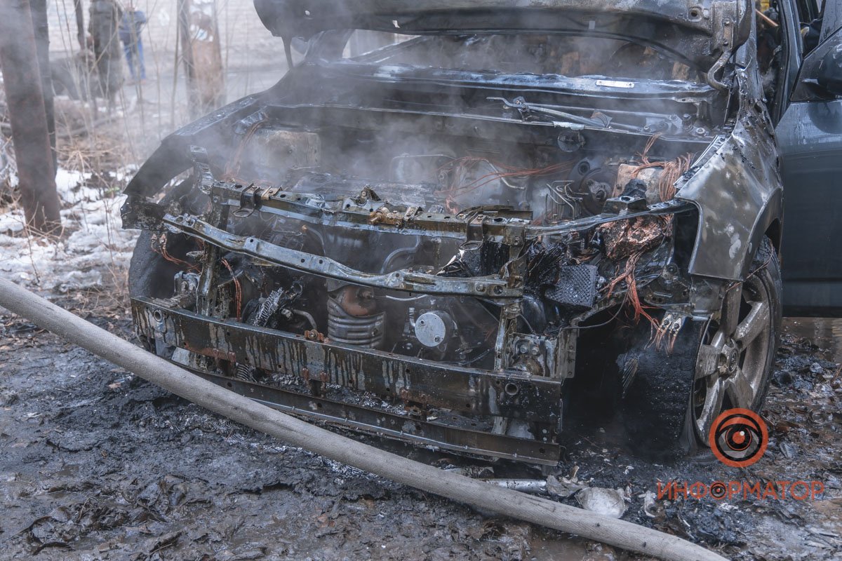 В Днепре возле школы № 55 на Мануйловском сгорела Toyota RAV4 10