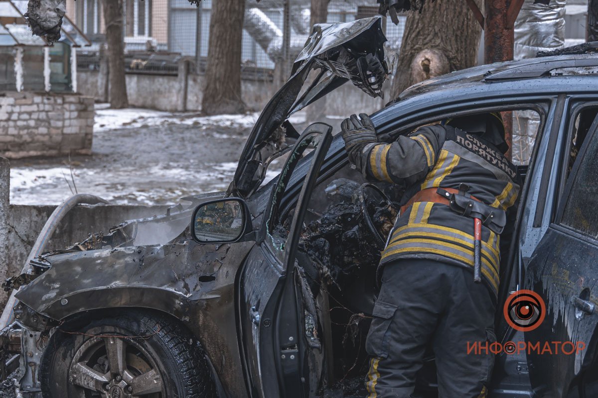 В Днепре возле школы № 55 на Мануйловском сгорела Toyota RAV4 11