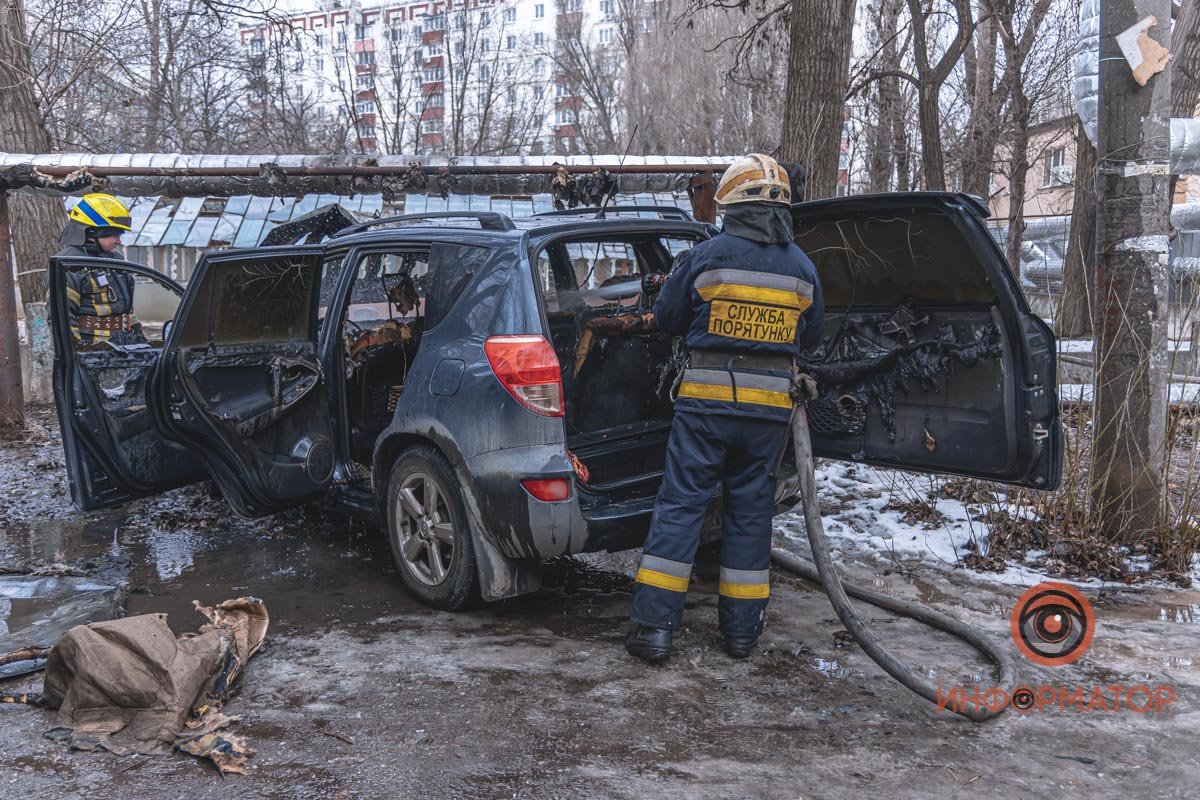 В Днепре возле школы № 55 на Мануйловском сгорела Toyota RAV4 12