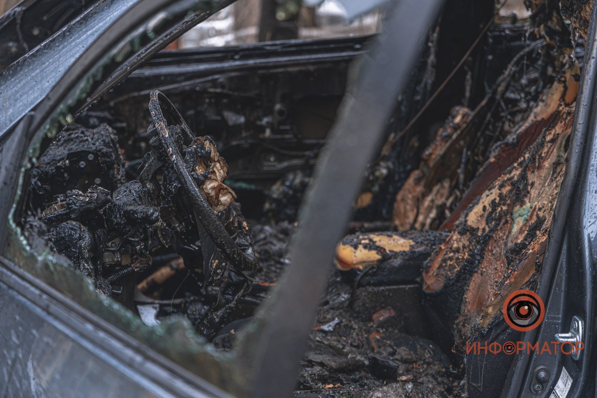 В Днепре возле школы № 55 на Мануйловском сгорела Toyota RAV4 13