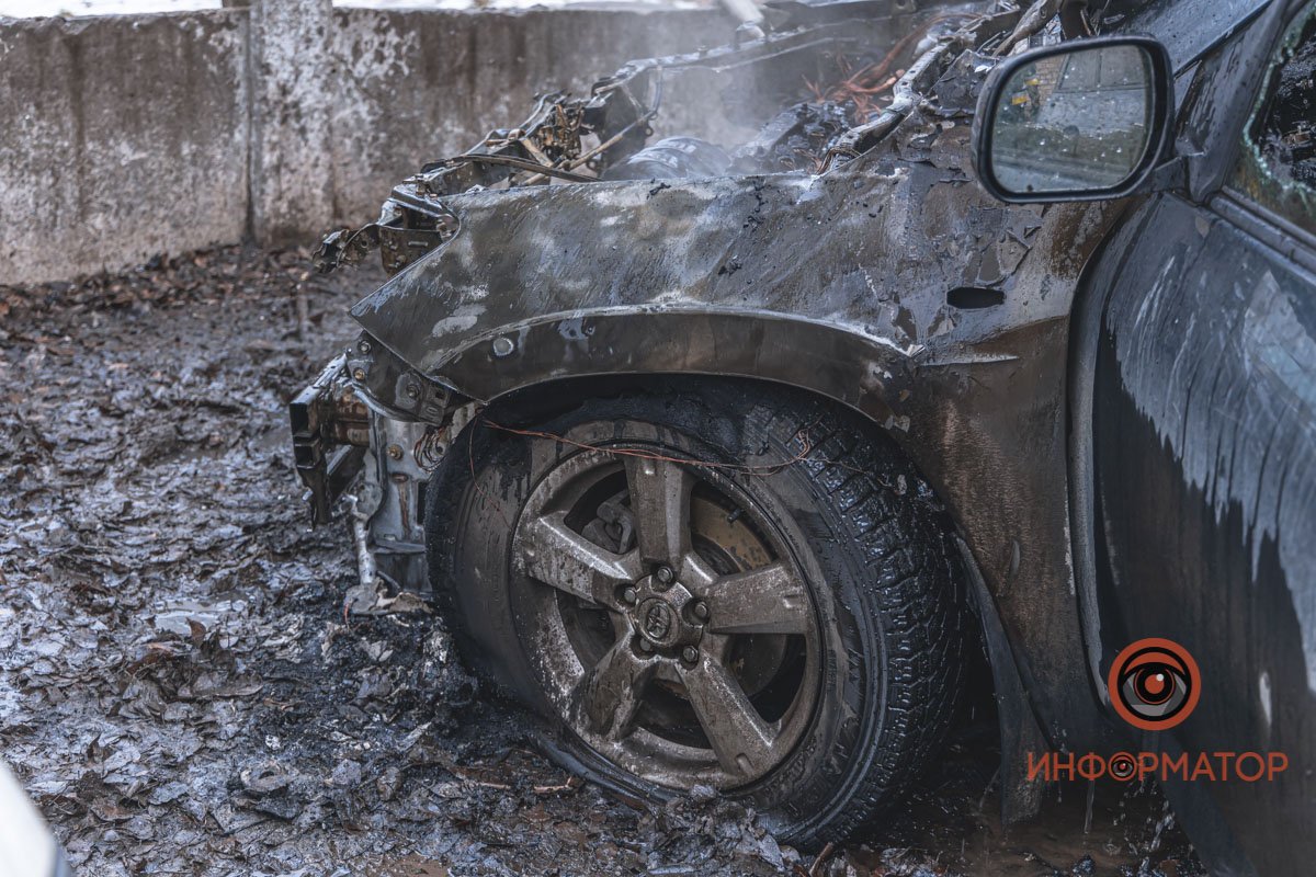 В Днепре возле школы № 55 на Мануйловском сгорела Toyota RAV4 14
