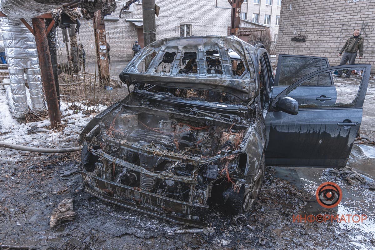 В Днепре возле школы № 55 на Мануйловском сгорела Toyota RAV4 15