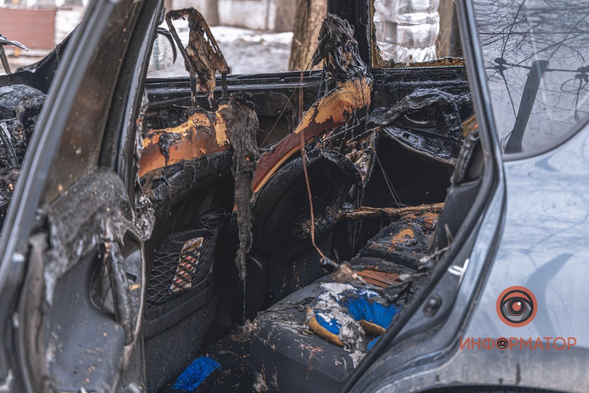 В Днепре возле школы № 55 на Мануйловском сгорела Toyota RAV4 16