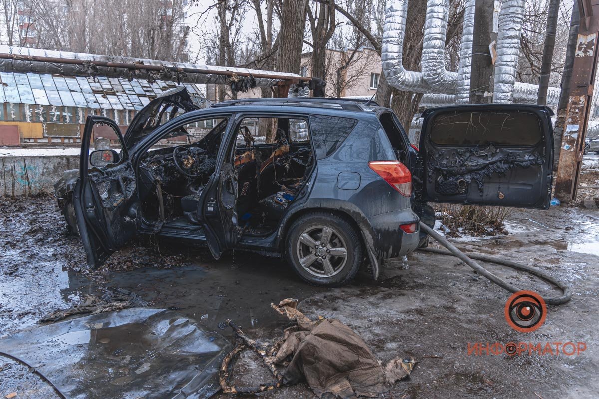 В Днепре возле школы № 55 на Мануйловском сгорела Toyota RAV4 17