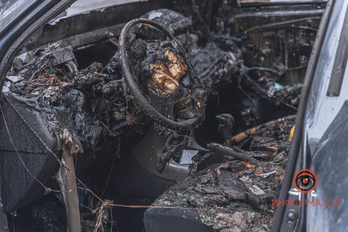 В Днепре возле школы № 55 на Мануйловском сгорела Toyota RAV4 18