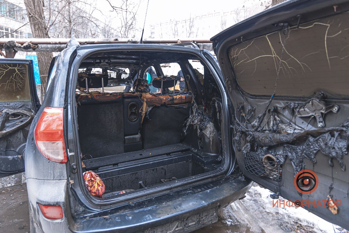 В Днепре возле школы № 55 на Мануйловском сгорела Toyota RAV4 19