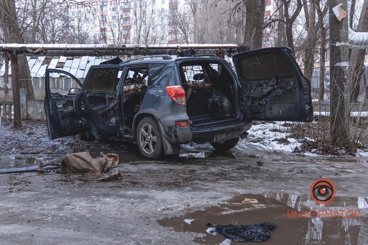 В Днепре возле школы № 55 на Мануйловском сгорела Toyota RAV4 20