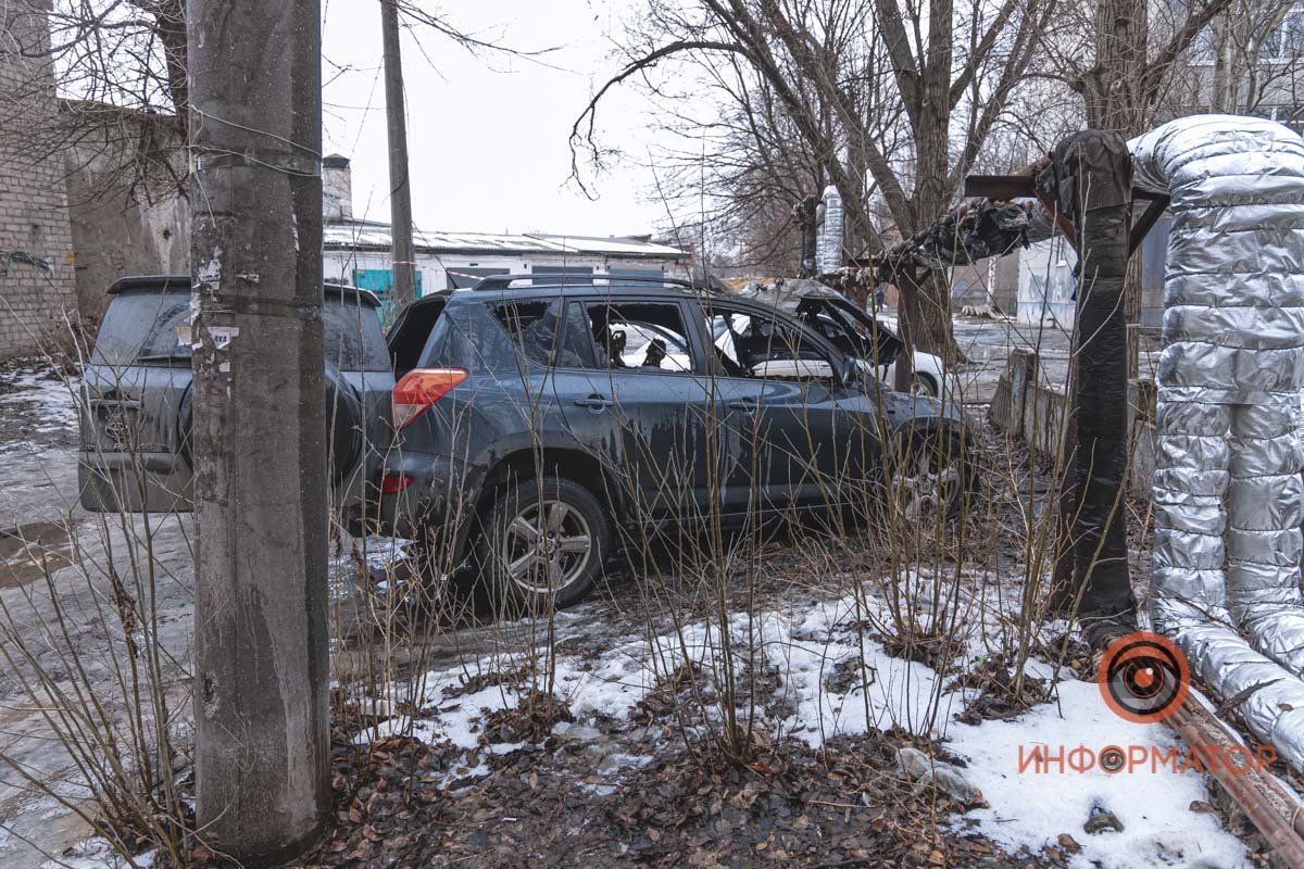 В Днепре возле школы № 55 на Мануйловском сгорела Toyota RAV4 21