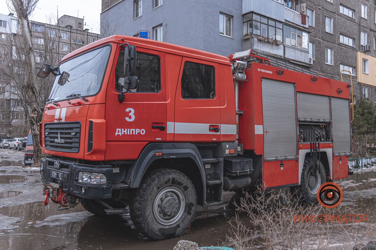 В Днепре возле школы № 55 на Мануйловском сгорела Toyota RAV4 22