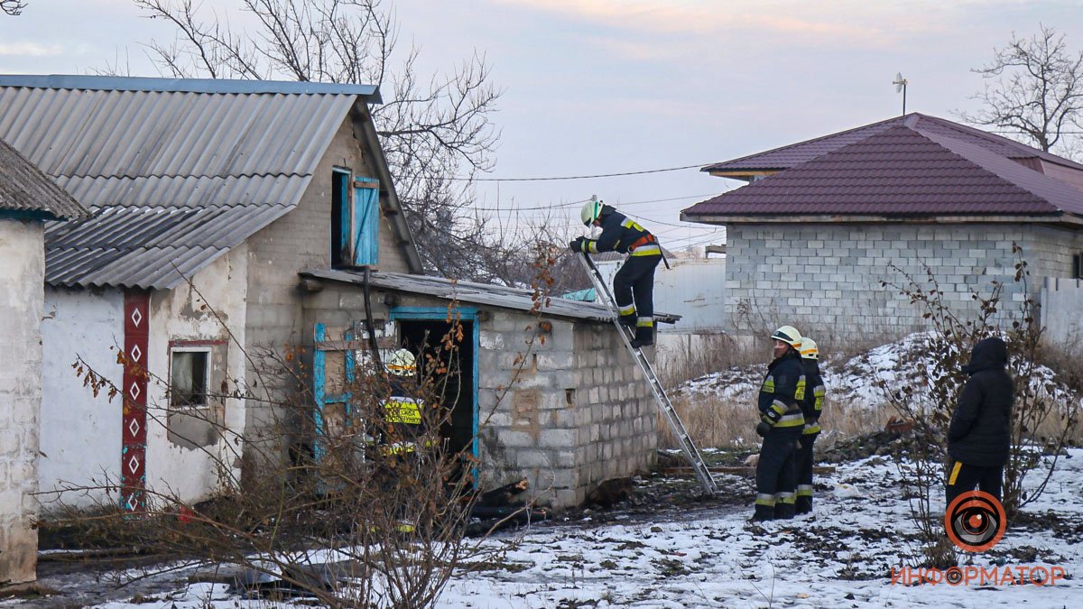 В Днепре в Диевке загорелся дом: внутри были дети и пожилая женщина