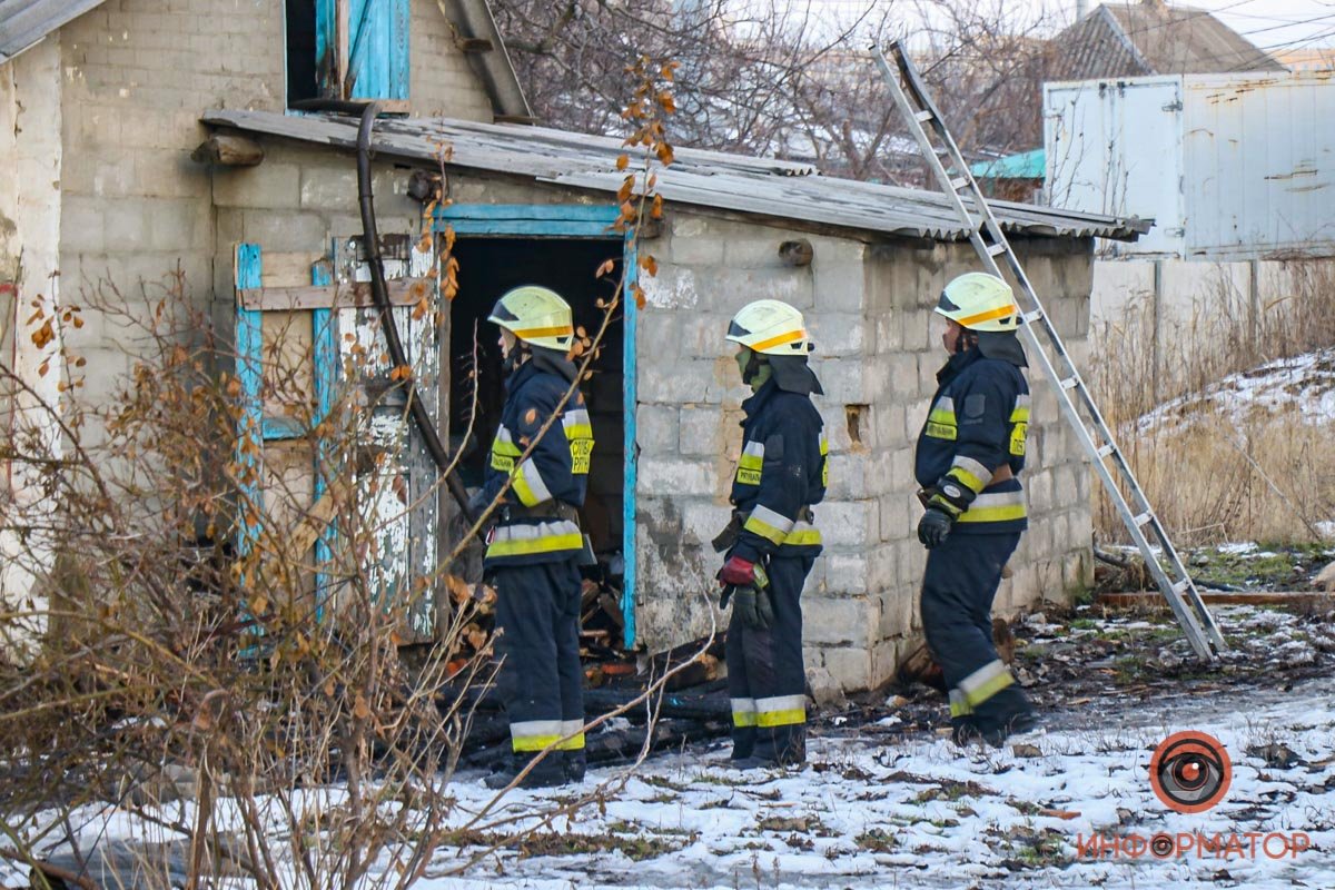 На момент возгорания в доме находились пожилая женщина и двое детей