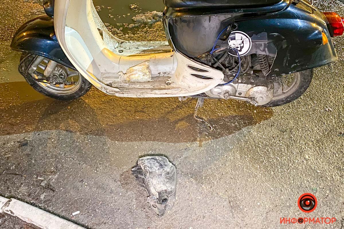 В Днепре возле ТЦ "Нагорка" столкнулись Skoda и курьер Glovo на мопеде: пострадавшего забрала скорая 2