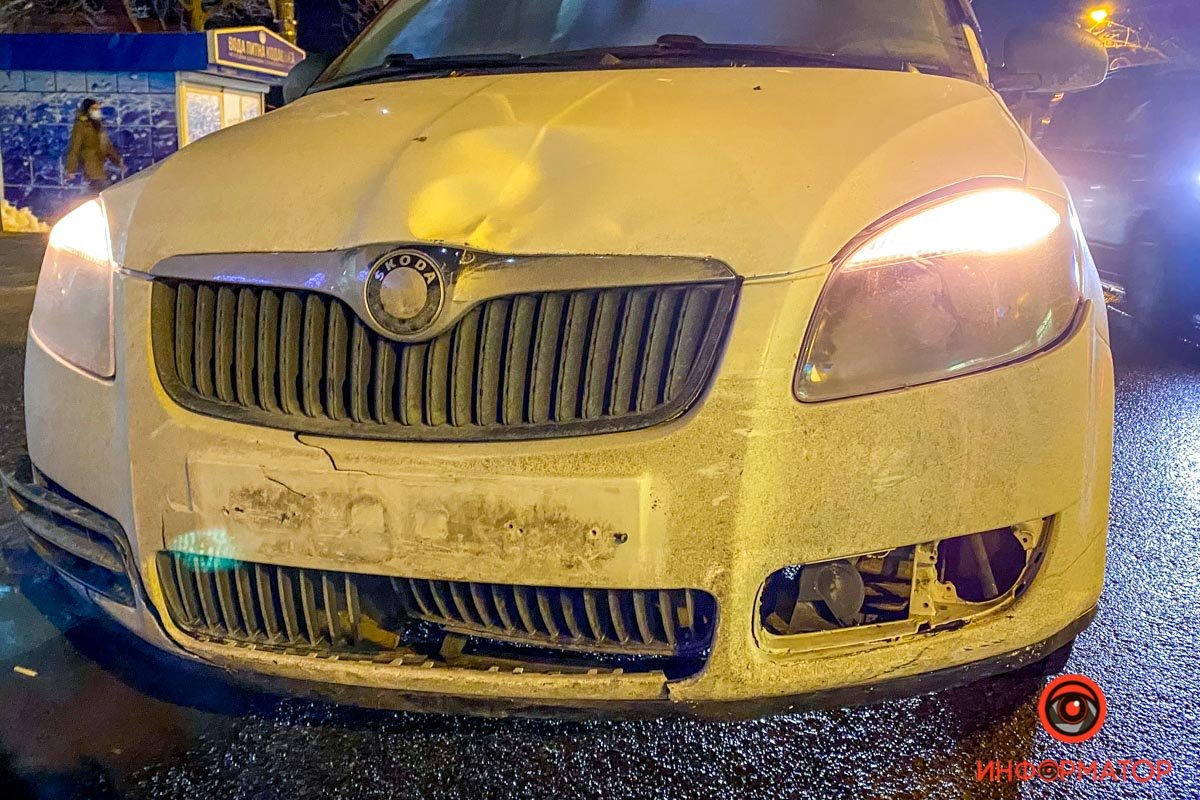 В Днепре возле ТЦ "Нагорка" столкнулись Skoda и курьер Glovo на мопеде: пострадавшего забрала скорая 3