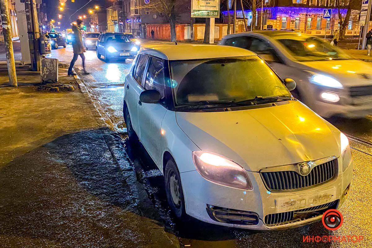В Днепре возле ТЦ "Нагорка" столкнулись Skoda и курьер Glovo на мопеде: пострадавшего забрала скорая 4