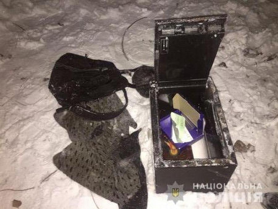 В сейфе, который украли мужчины, находился пистолет, крупная сумма денег и документы