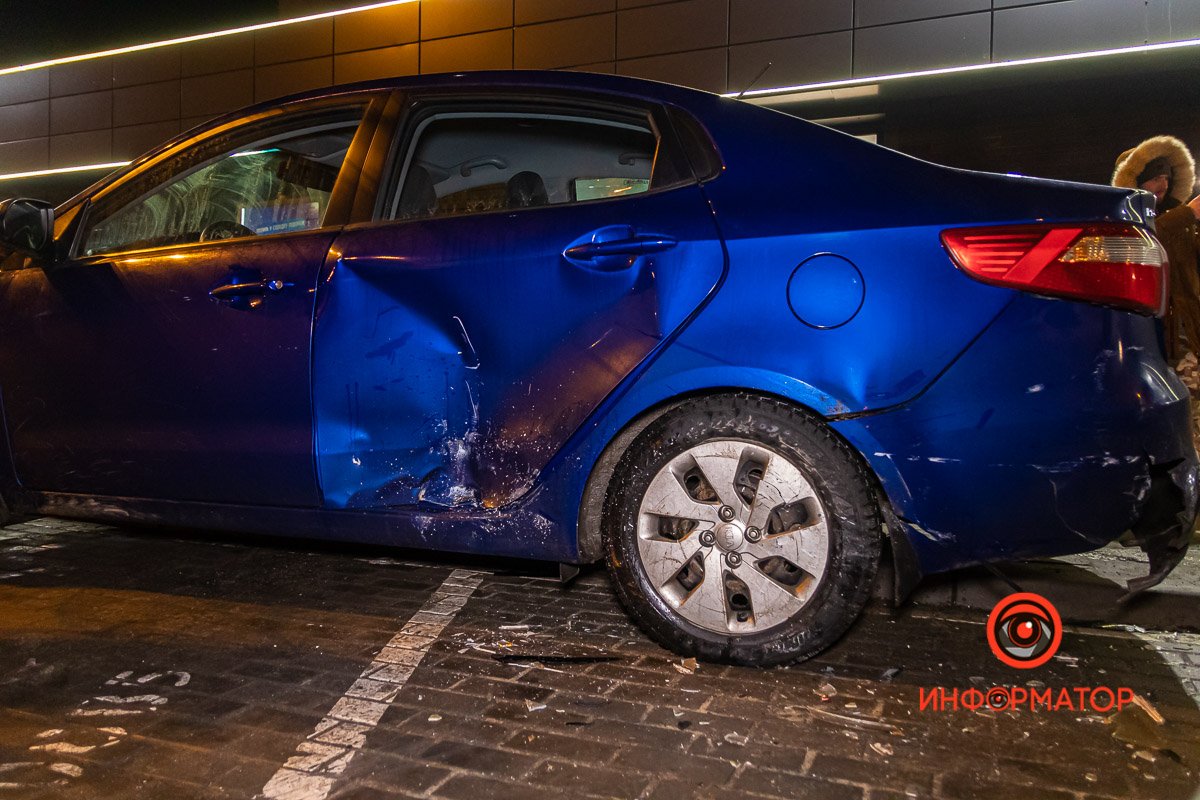 ЗАЗ выехал на проспект, развернулся, чуть не сбил пешеходов на переходе и врезался в припаркованный KIA