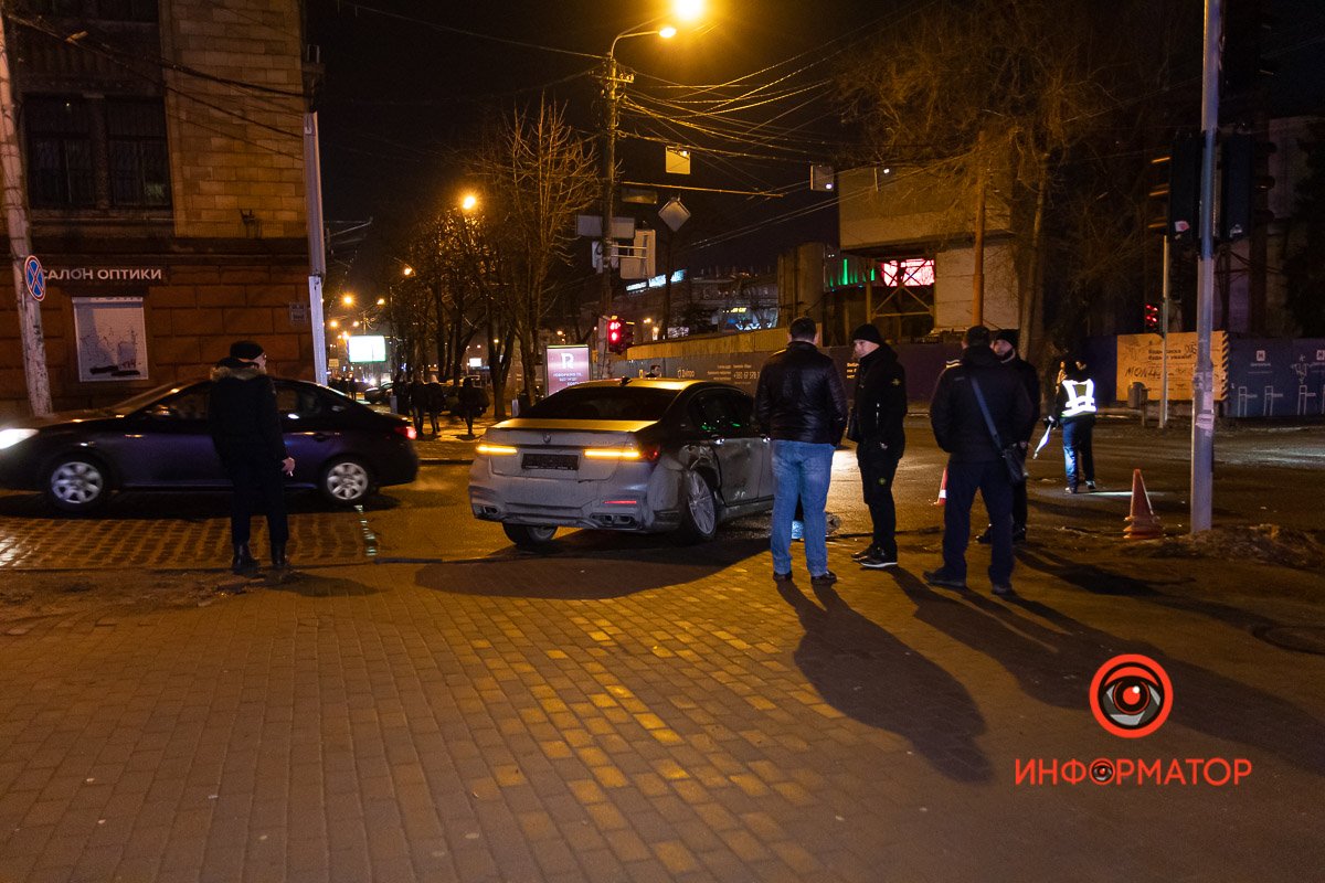 Авария случилась на перекрестке проспекта Яворницкого и улицы Грушевского