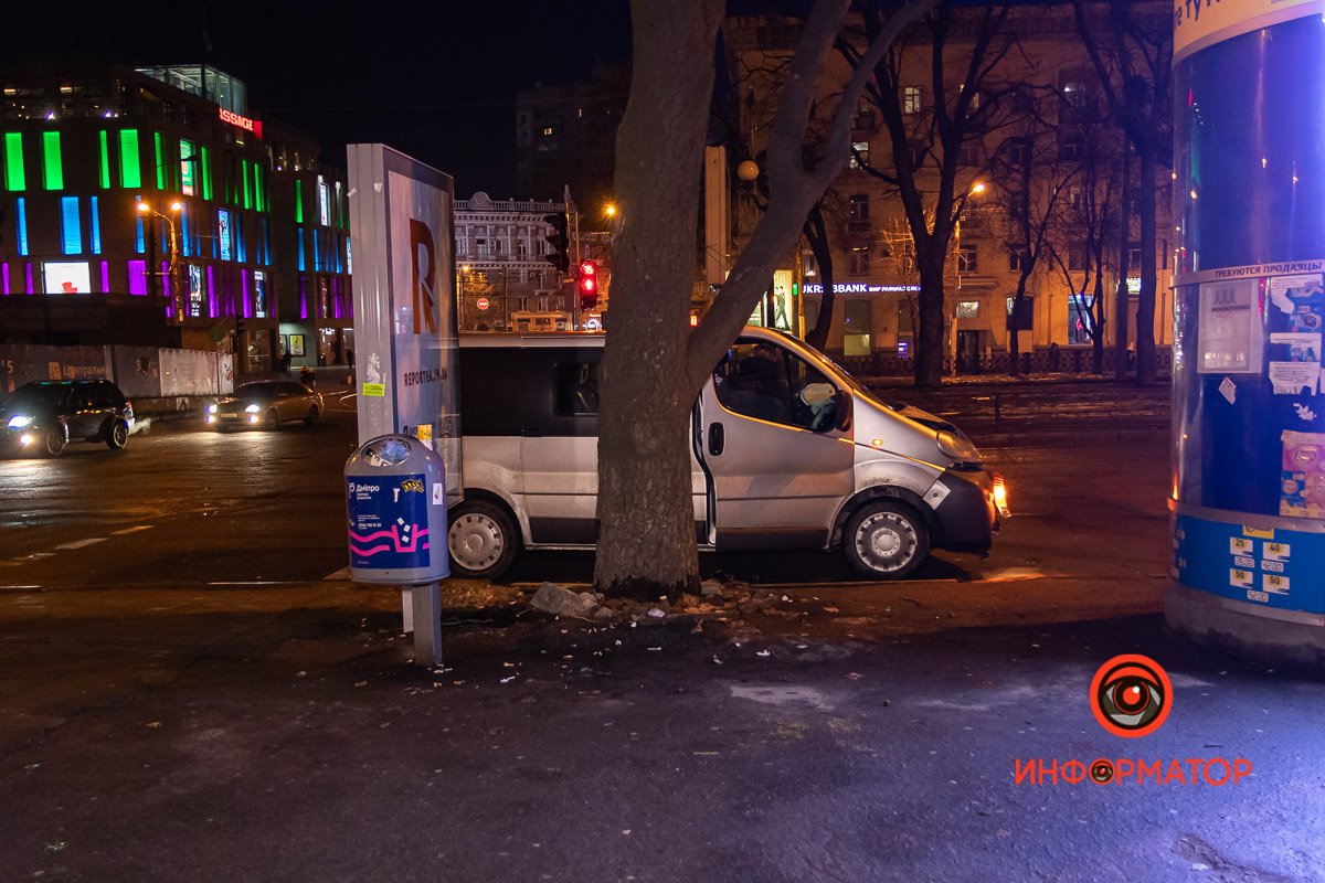 Предварительно, Renault ехал по проспекту со стороны площади Героев Майдана