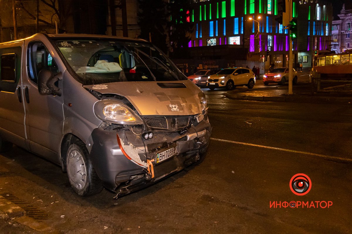 По словам очевидцев, Renault двигался на запрещающий сигнал светофора