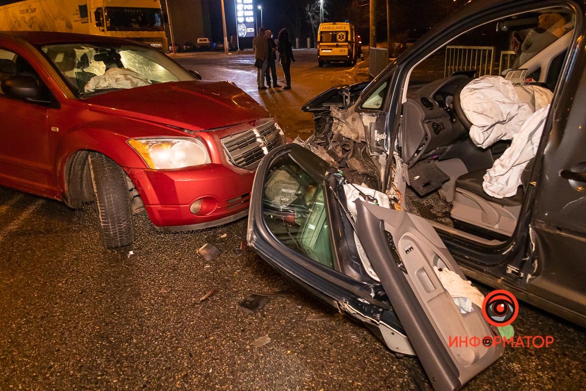 Dodge выехал на встречную полосу Dodge выехал на встречную полосу